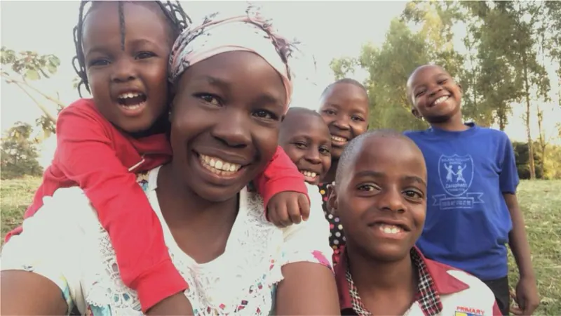 Lachende kinderen op Bulamu