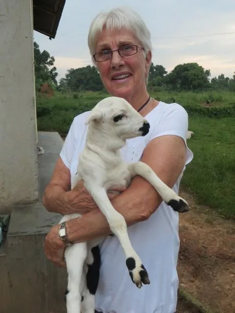 Margreet in Bulamu met een lammetje