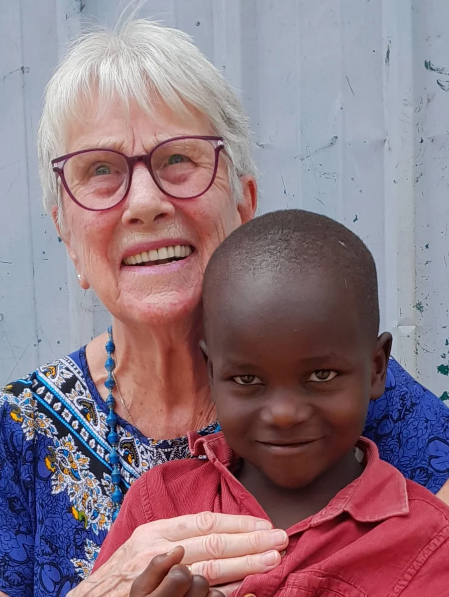 Margreet Jans met een kind op Bulamu
